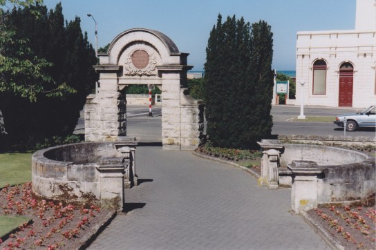 George Jones Memorial Arch, Thames Street, 1922. Photograph courtesy of Ralph Allan